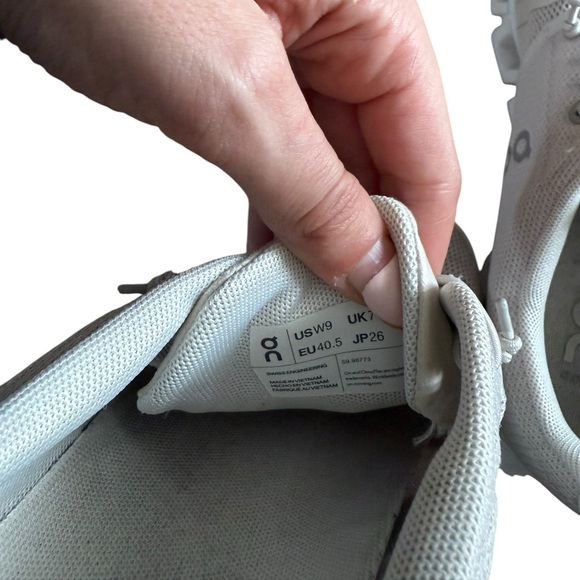 On Running Cloud 5 Trainers Light Gray and White Running Sneakers Size W9 - Picture 8 of 8